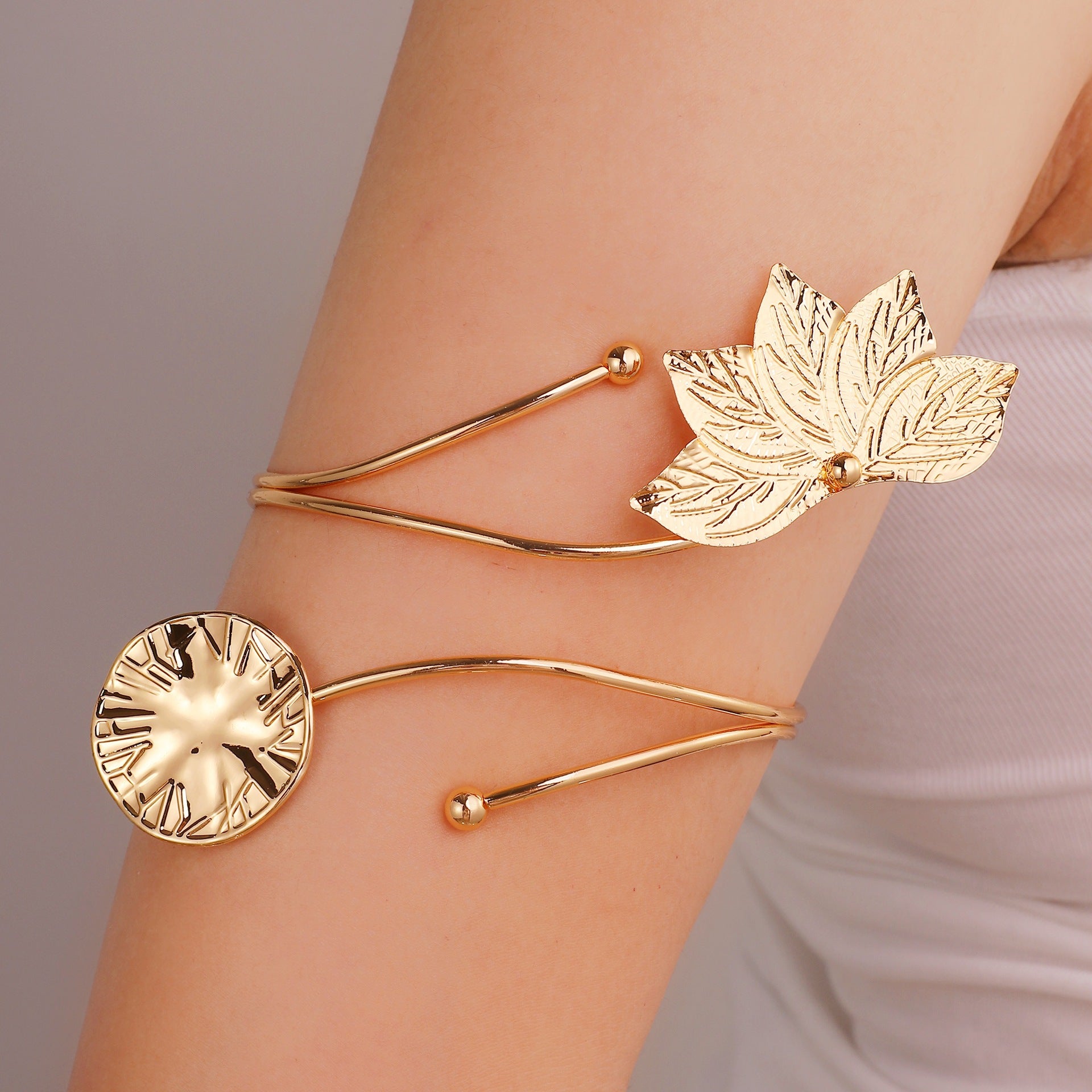 Damen Offener Armreif mit floralen Akzenten Shop Nory