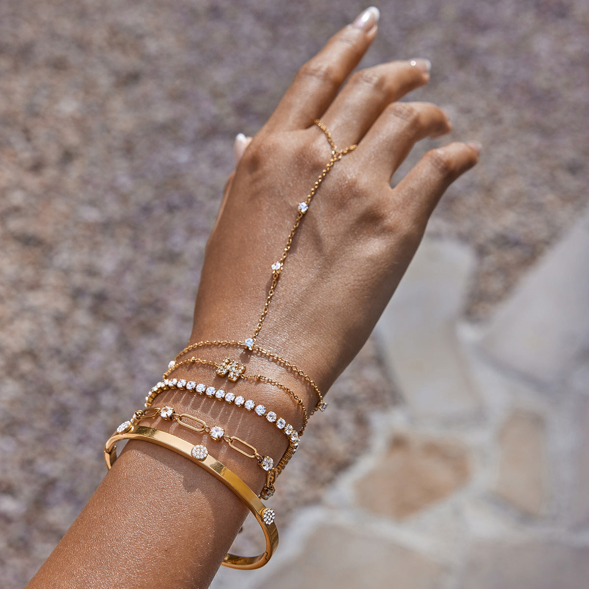 Damen Armband mit elegantem Edelstahl-Design und funkelnden Kristallen Shop Nory