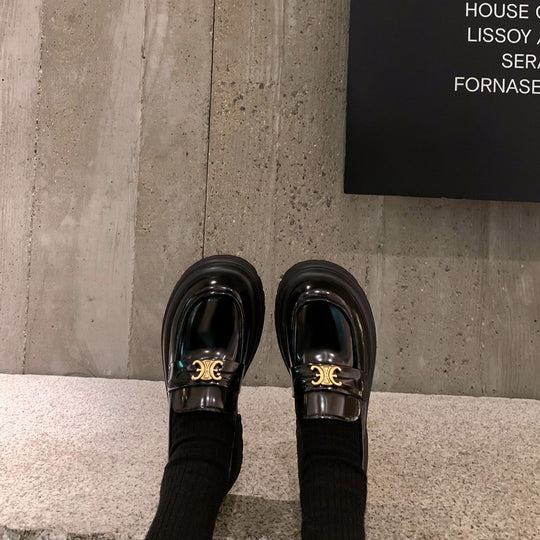 Damen Plateau-Loafer im Retro-Glanz mit markantem Zierriemen Shop Nory