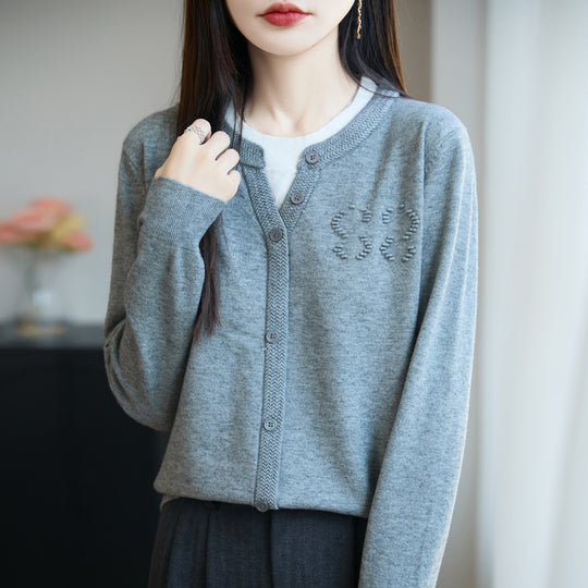 Damen Kurzer Feinstrick-Cardigan mit V‑Schlitzkragen, Rippenblende und dezentem Struktur‑Logo Shop Nory