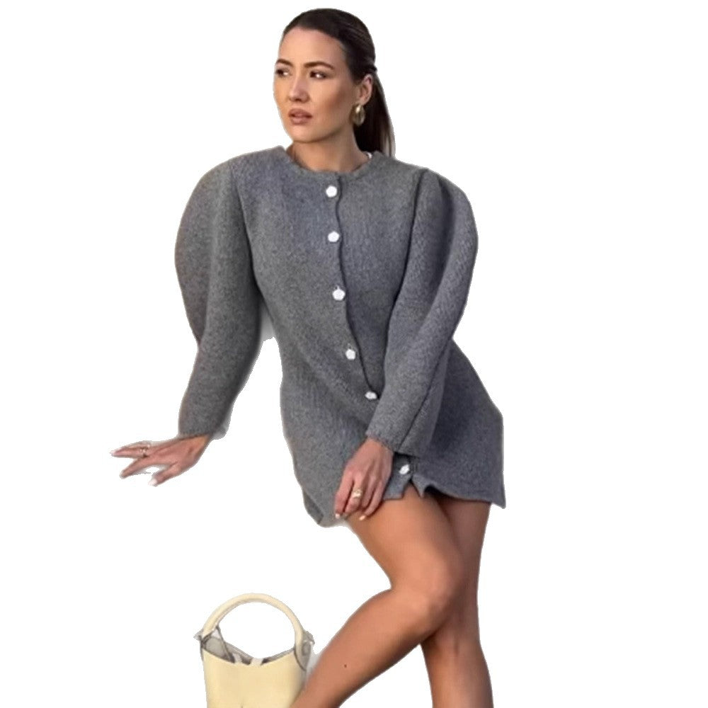 Damen Strick-Minikleid-Cardigan mit voluminösen Ballonärmeln und Zierknopfleiste Shop Nory