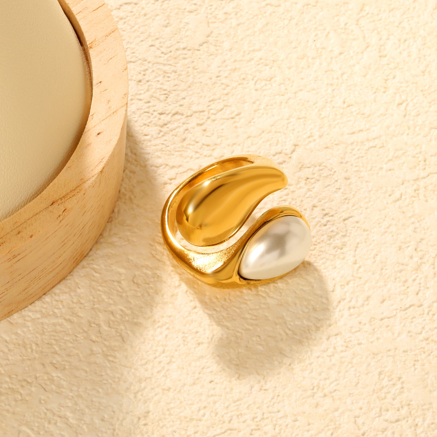 Damen Ring mit innovativem Schwungdesign und edler Perlenakzent Shop Nory