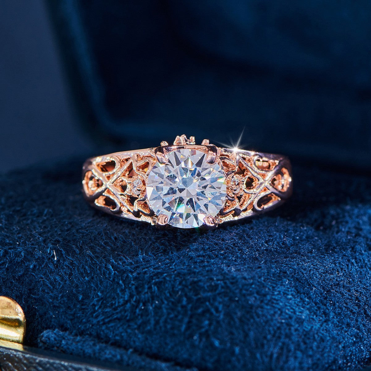 Damen Ring mit kunstvoller filigraner Fassung und funkelndem Zirkonia Shop Nory