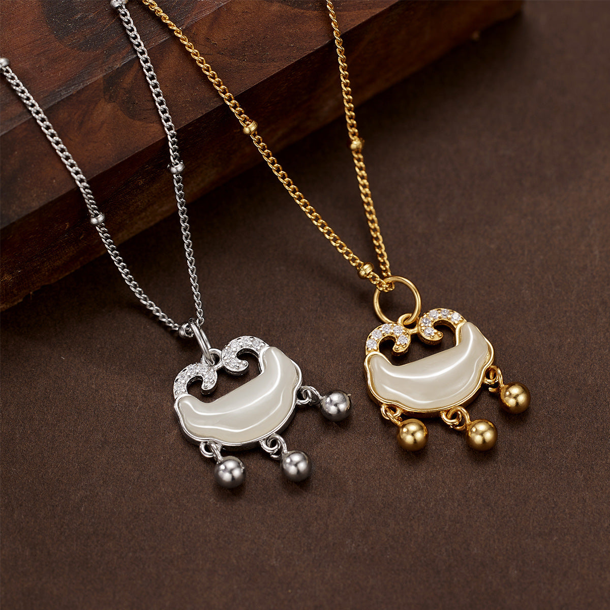 Damen Halskette mit kunstvollem Anhänger und eleganten Zirkonia-Details Shop Nory