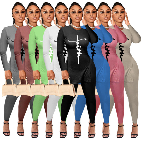 Damen Enganliegendes zweiteiliges Lounge-Set mit langem Shirt, figurbetonten Leggings und vertikalem Schriftzug Shop Nory