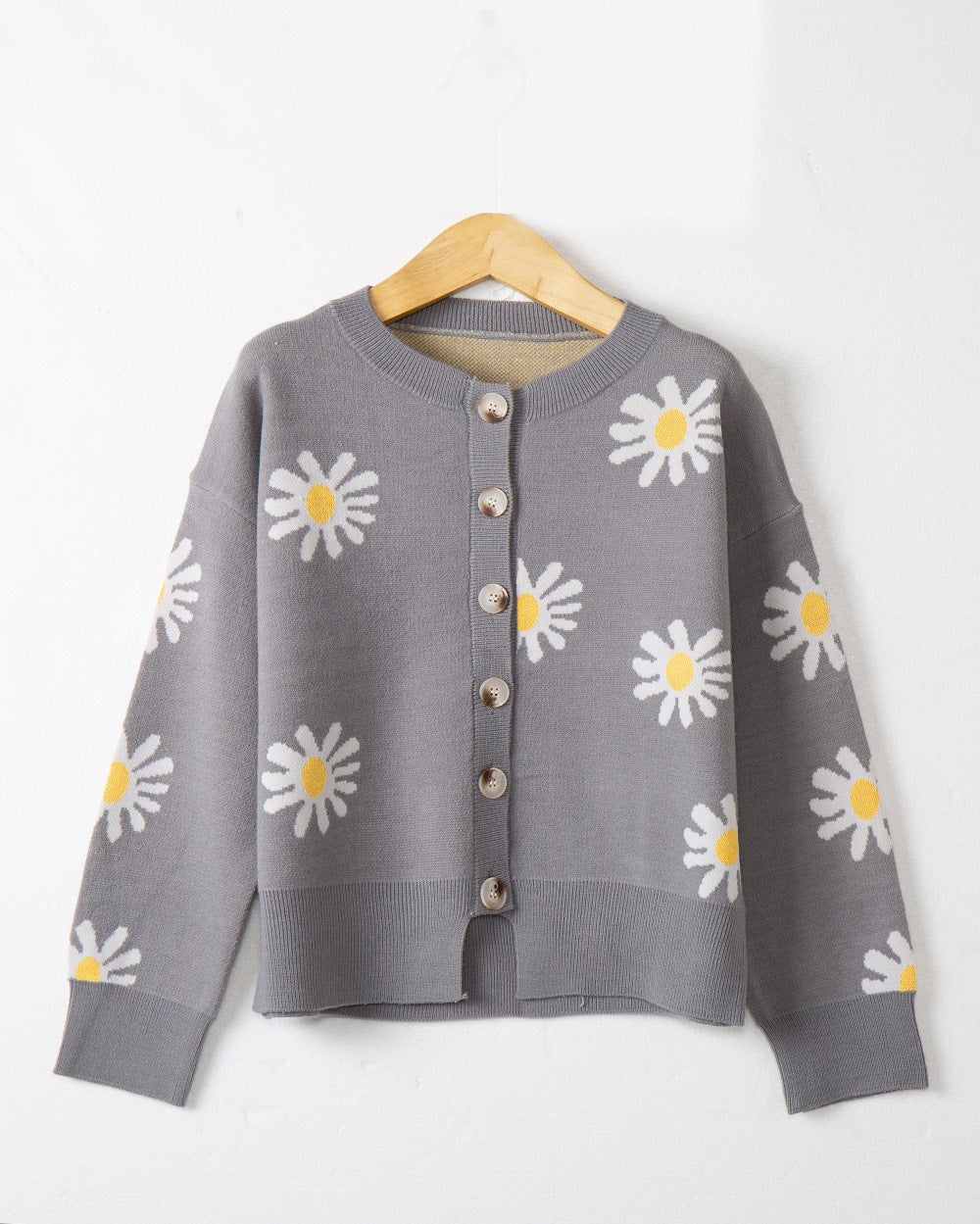 Damen Oversize-Strickcardigan mit Blumenapplikation, Perlmuttknöpfen und Wellensaum Shop Nory