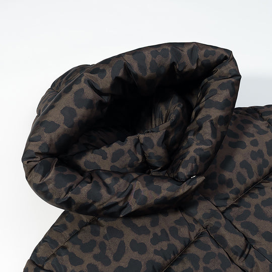 Damen Kurz geschnittene gesteppte Jacke mit hohem Kapuzenkragen, Tunnelzugsaum und Leopardenprint Shop Nory