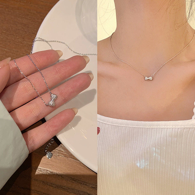 Damen Halskette mit zartem Schleifenanhänger und funkelnden Zirkonia Shop Nory