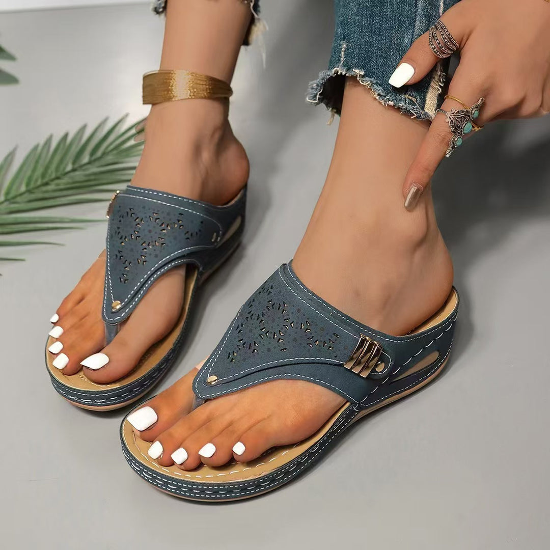 Damen Keil-Zehentrenner-Sandale mit perforiertem Obermaterial und gepolstertem Komfortfußbett Shop Nory