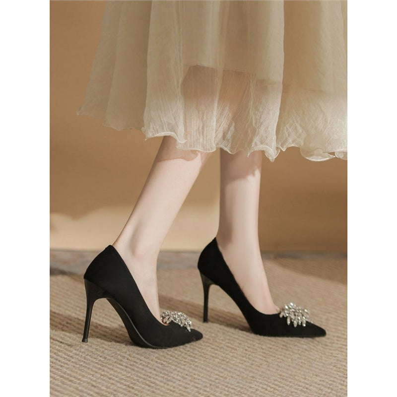 Damen spitz zulaufende Samt‑Pumps mit hohem Stiletto und Kristallbrosche Shop Nory