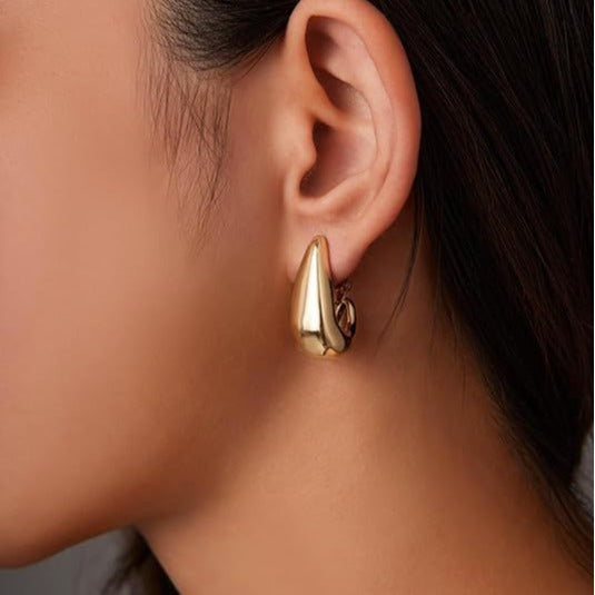 Damen Ohrringe mit skulpturalem Tropfen-Design und elegantem Finish Shop Nory