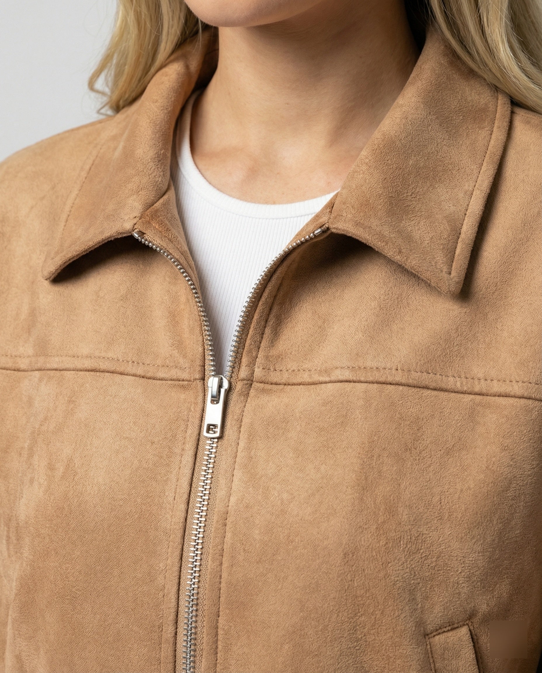 Damen Bekleidungsgeschäft kurz geschnittene Reißverschlussjacke mit Hemdkragen und taillierter Silhouette aus Wildlederimitat