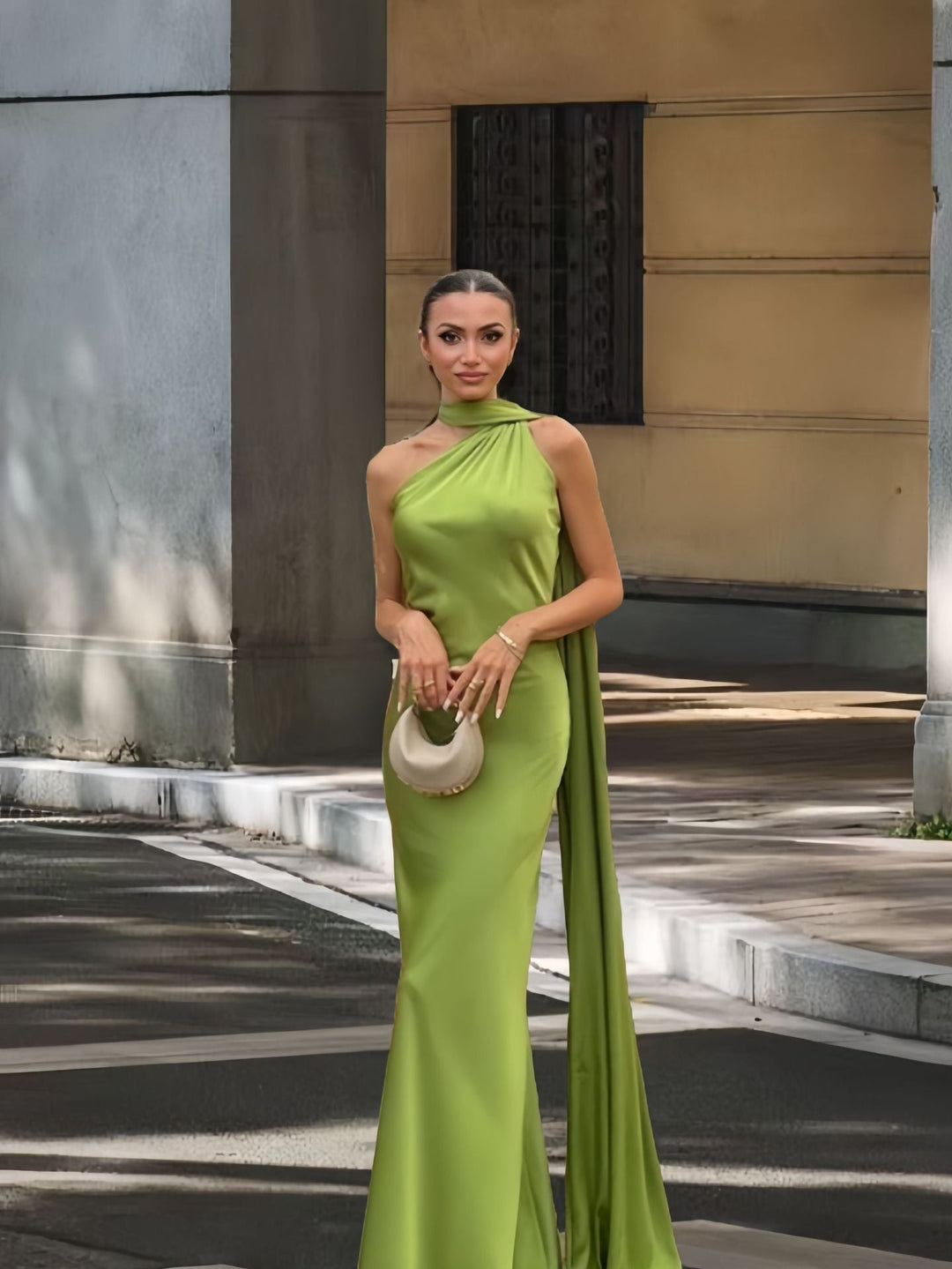 Damen Elegantes und fließendes Abendkleid mit asymmetrischem Ausschnitt