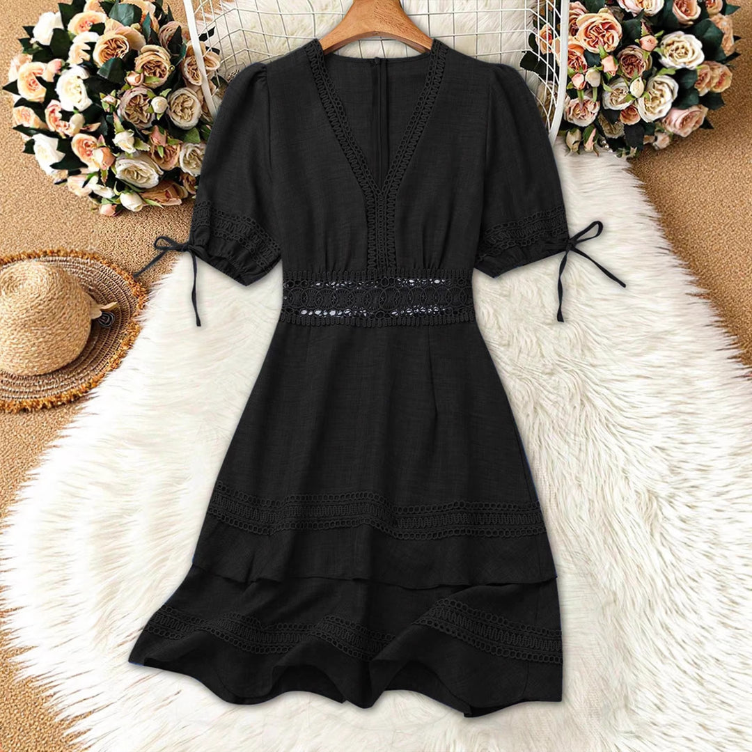 Damen Tailliertes Sommerkleid mit V-Ausschnitt und Häkelspitze Shop Nory