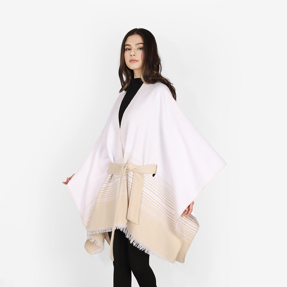 Damen Wickelponcho aus Feinstrick mit Bindegürtel und Fransensaum Shop Nory