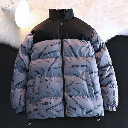 Unisex Gepolsterte Steppjacke mit Allover‑Logoprint, hohem Stehkragen & verstellbarem Saum Shop Nory
