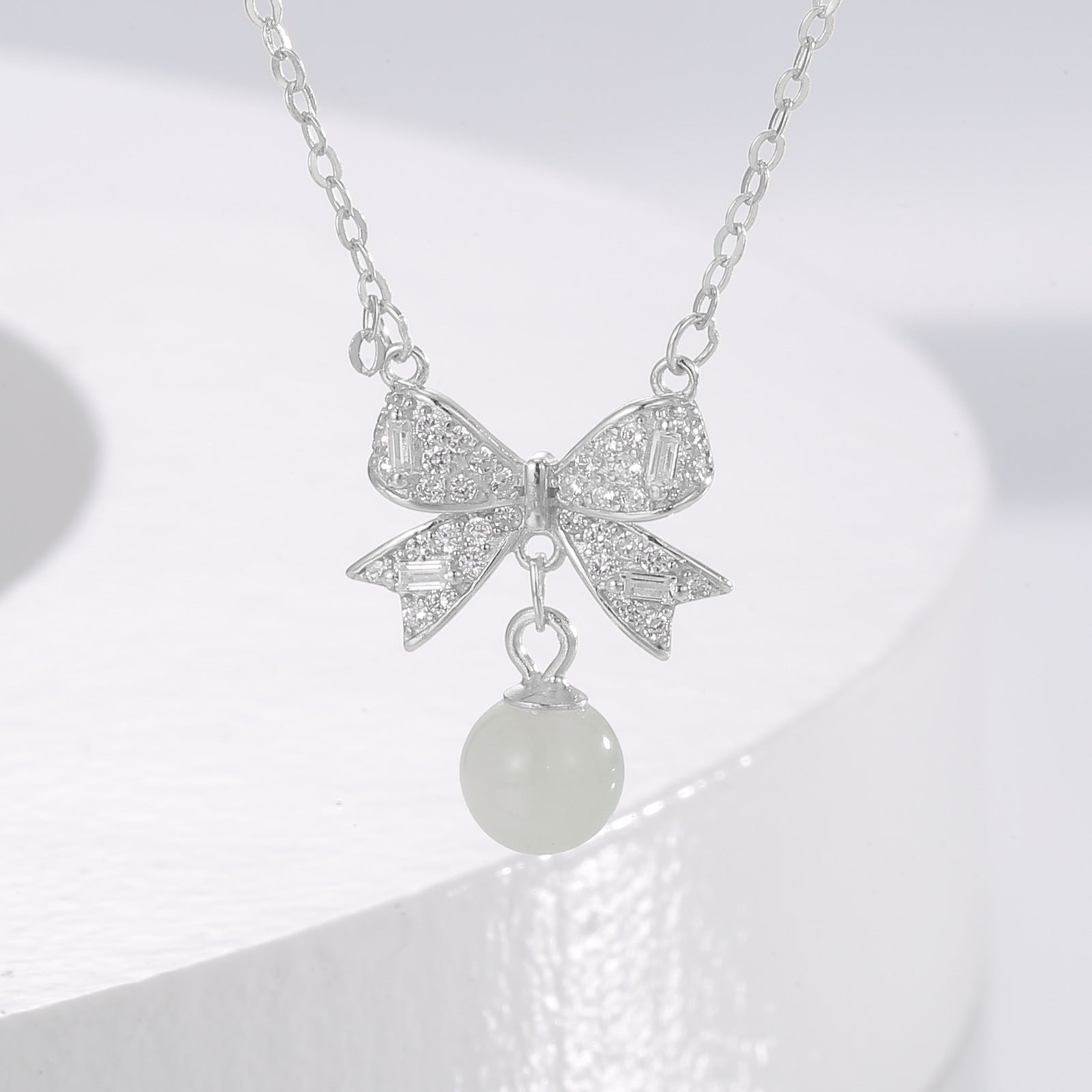Damen Halskette mit kunstvollem Schleifenanhänger und eleganter Perle Shop Nory