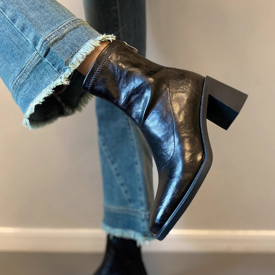 Damen Knöchelstiefelette aus Leder mit quadratischer Zehenpartie und mittlerem Blockabsatz Shop Nory