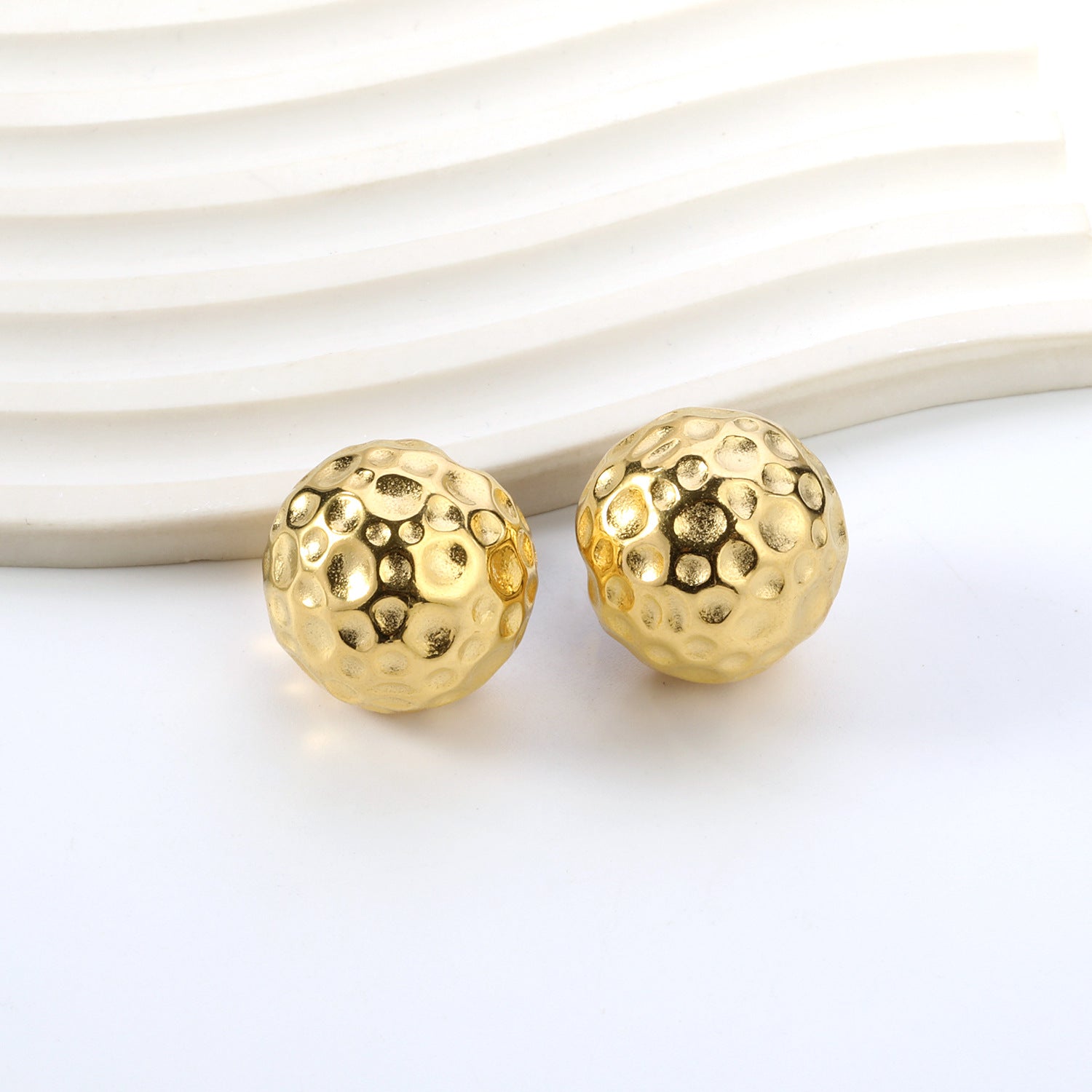 Damen Hängende Ohrstecker mit goldplattiertem Design und strukturierter Oberfläche Shop Nory
