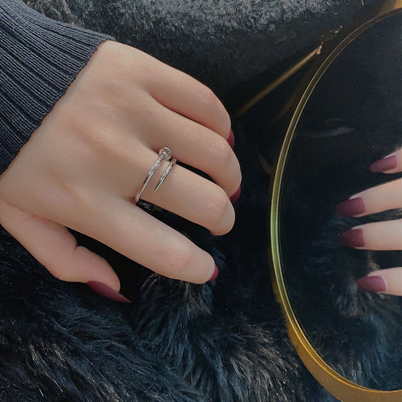 Damenring aus hochwertigem Edelstahl mit erhabenem Design und filigraner Verzierung Shop Nory