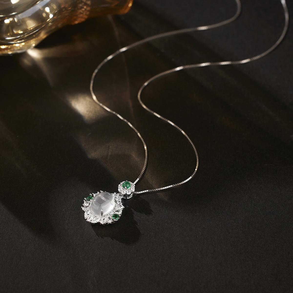 Damen Halskette mit exquisitem Edelsteinanhänger und funkelnden Zirkonia-Elementen Shop Nory