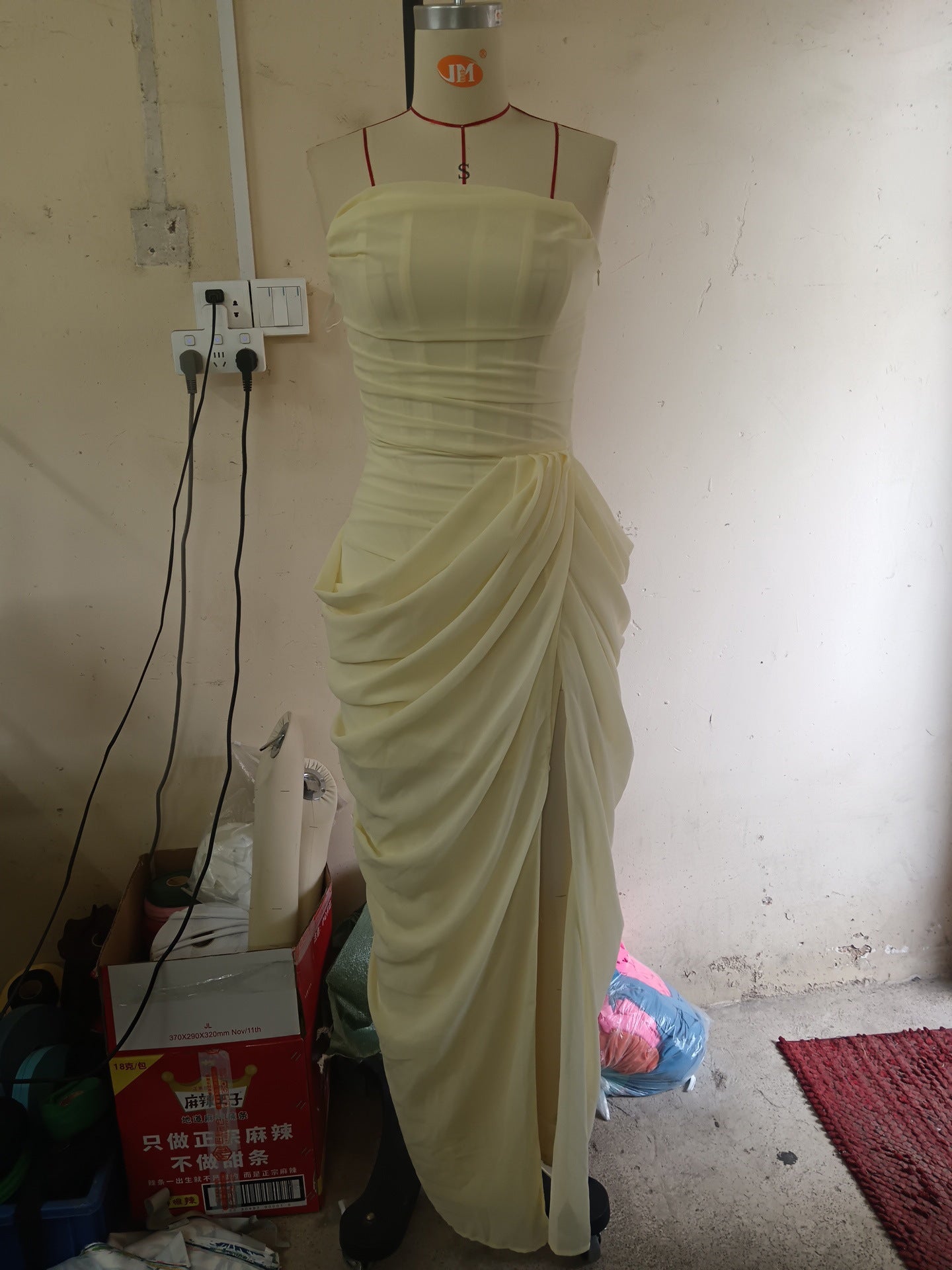 Damen Elegantes Abendkleid mit Off-Shoulder-Design und Fließendem Cape