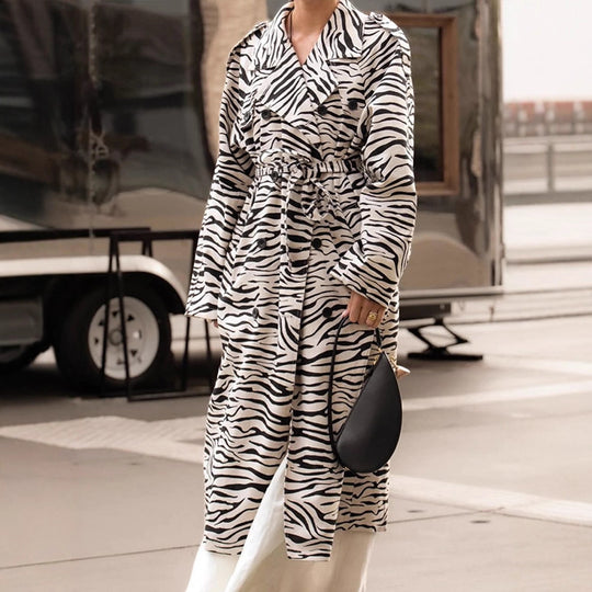 Damen Maxilanger Trenchcoat im Animal-Print mit voluminösem Schalkragen, bindegürtel und kastiger Silhouette Shop Nory