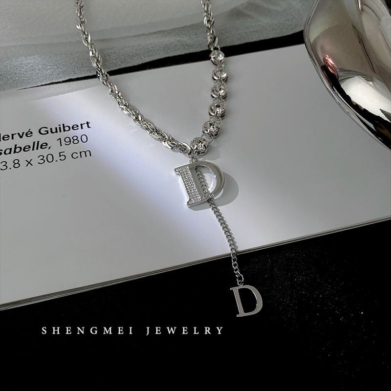 Damen Halskette mit funkelndem "D"-Anhänger und eleganter Gliederkette Shop Nory
