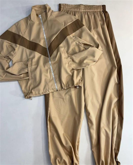 Damen tailliertes Zip-Trainingsset mit Chevron-Einsatz, Kordelzugsaum und hochgeschnittener Jogginghose Shop Nory