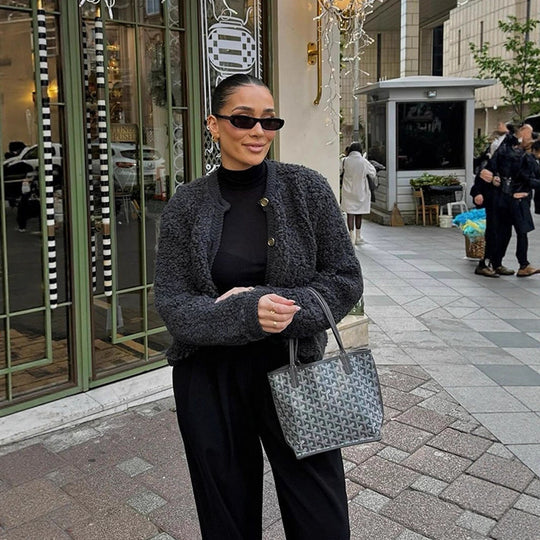 Damen Kurzjacke im kastigen Schnitt aus synthetischem Teddy-Fleece mit gerippten Kanten und goldfarbenen Zierknöpfen Shop Nory