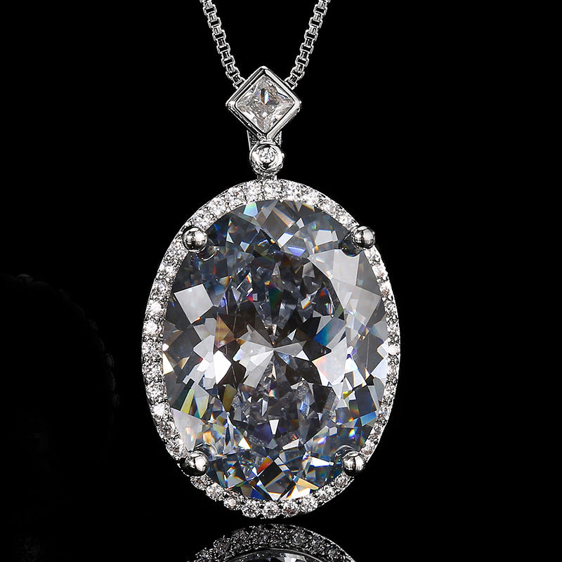 Oval Halo Anhänger Halskette mit großem facettiertem ovalem simulierten Diamanten und Mikropavé-Akzenten