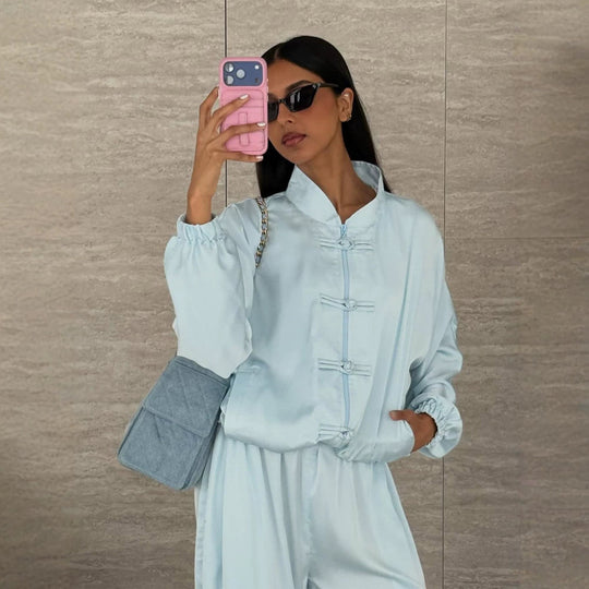 Damen Satin-Zweiteiler mit traditionellen Knebelverschlüssen und weitem Hosenrock Shop Nory