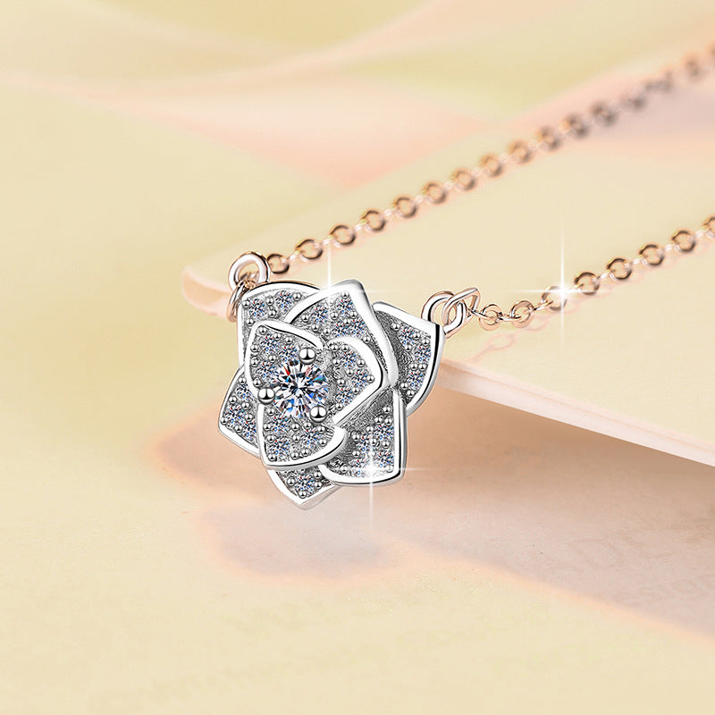 Damen Halskette mit floralen Anhänger und funkelnden Swarovski-Kristallen Shop Nory