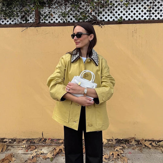 Damen Boxy-Übergangsjacke mit veredeltem Schmuckkragen und aufgesetzten Taschen Shop Nory