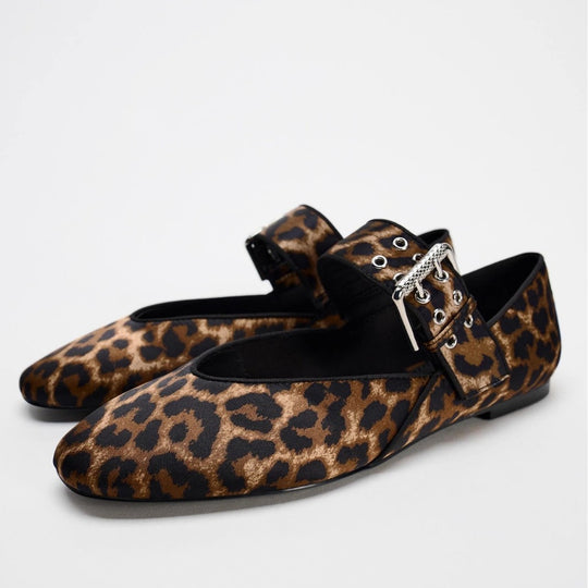 Damen Flache Riemchen‑Ballerinas mit breitem dekorativem Schnallenriemen und Leopardenmuster Shop Nory
