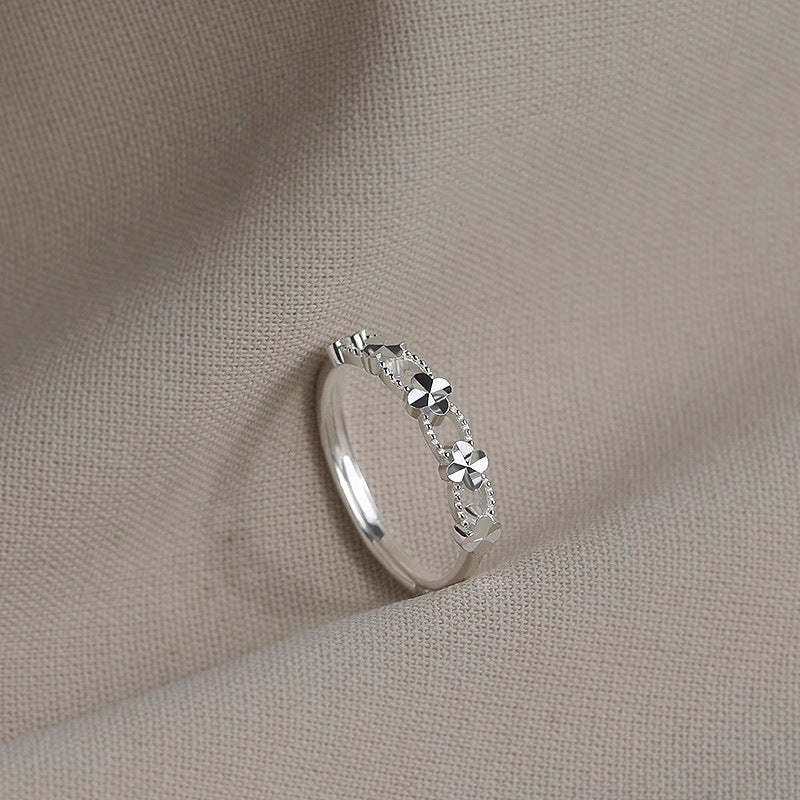Damen filigraner Ring mit floralem Design und funkelnden Akzenten Shop Nory