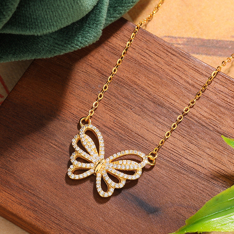 Damen Halskette mit filigranem Schmetterlingsanhänger und funkelnden Zirkonia Shop Nory
