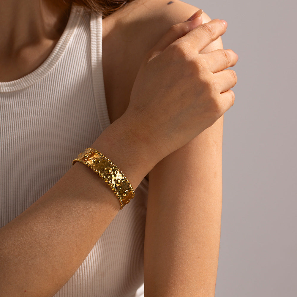 Damen Offenes Armreif mit kunstvollem Strukturdesign Shop Nory