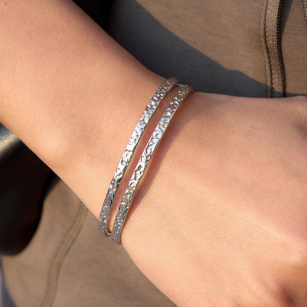 Damen Offenes Armreif mit elegantem, strukturiertem Design aus hypoallergenem Edelstahl Shop Nory