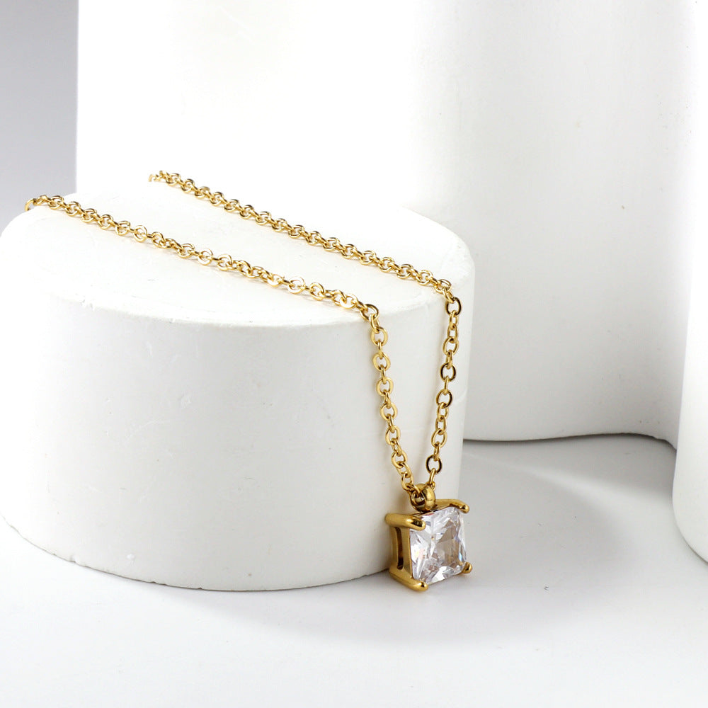Damen Halskette mit funkelndem quadratischem Anhänger aus hochwertigem Edelstahl und goldplattierter Oberfläche Shop Nory
