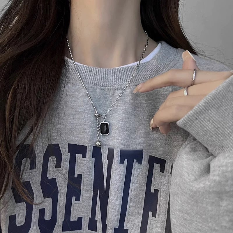 Damen Halskette mit eleganten Anhängern und dekorativen Elementen Shop Nory