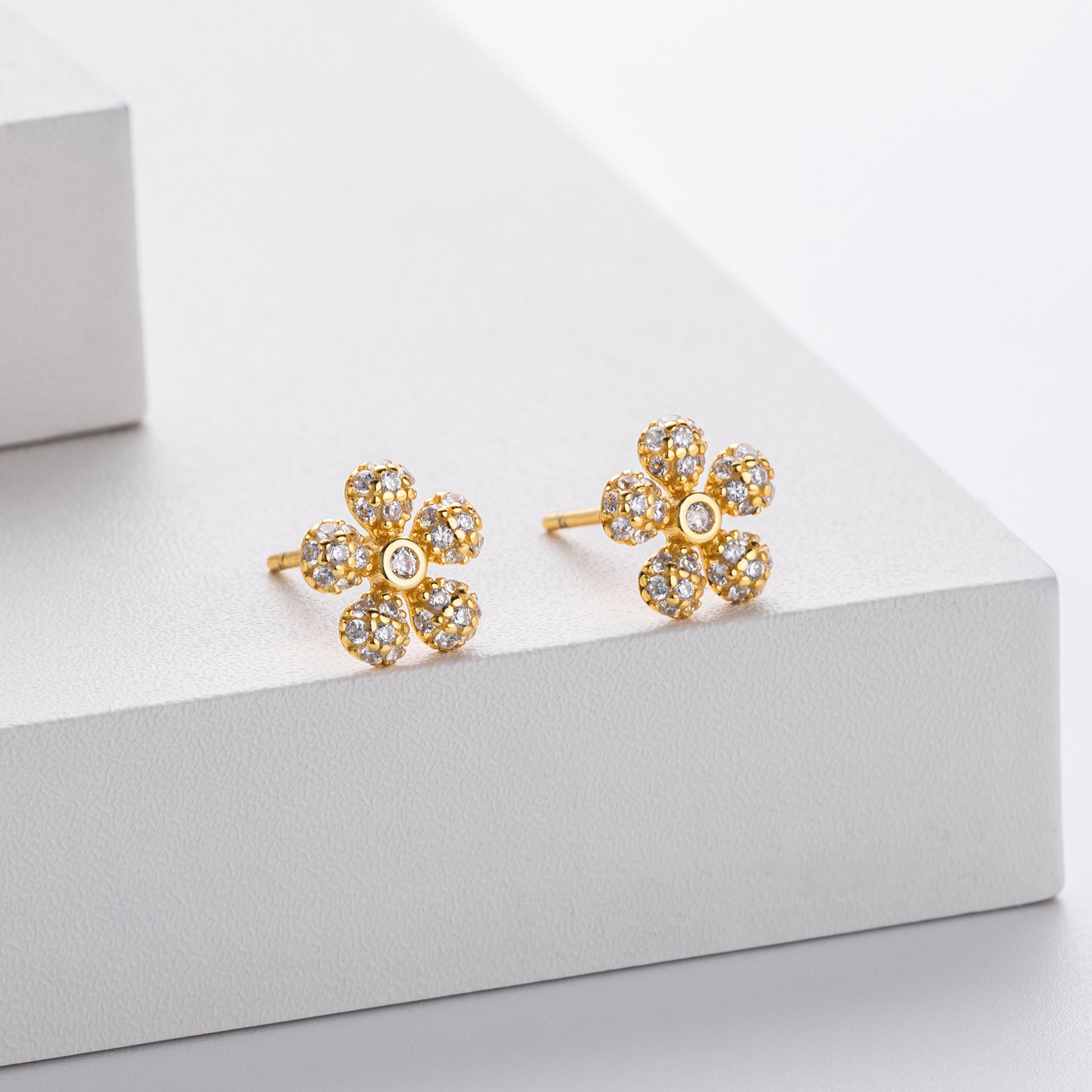 Damen Ohrstecker in Blumenform mit funkelnden Zirkonia Shop Nory