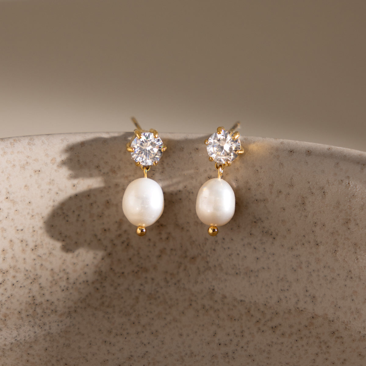 Damen Ohrhänger mit funkelnden Zirkonia und elegantem Perlenanhänger Shop Nory