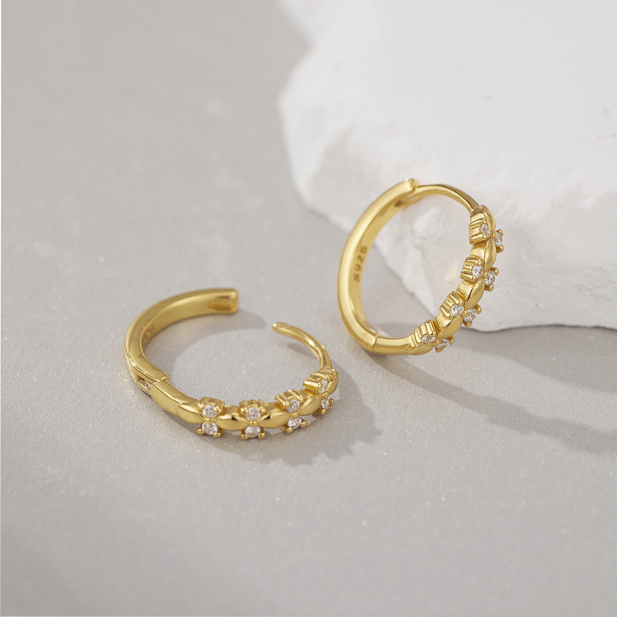 Damen Ohrstecker mit glitzernden Zirkonia und edlem Design Shop Nory