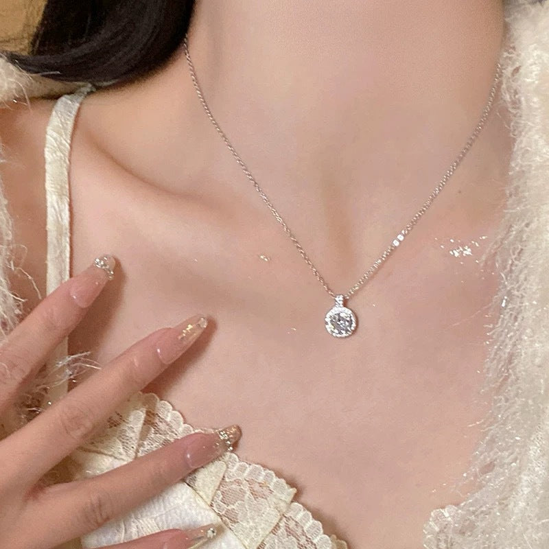 Damen Halskette mit funkelndem Kristall-Anhänger und zarter Gliederkette Shop Nory