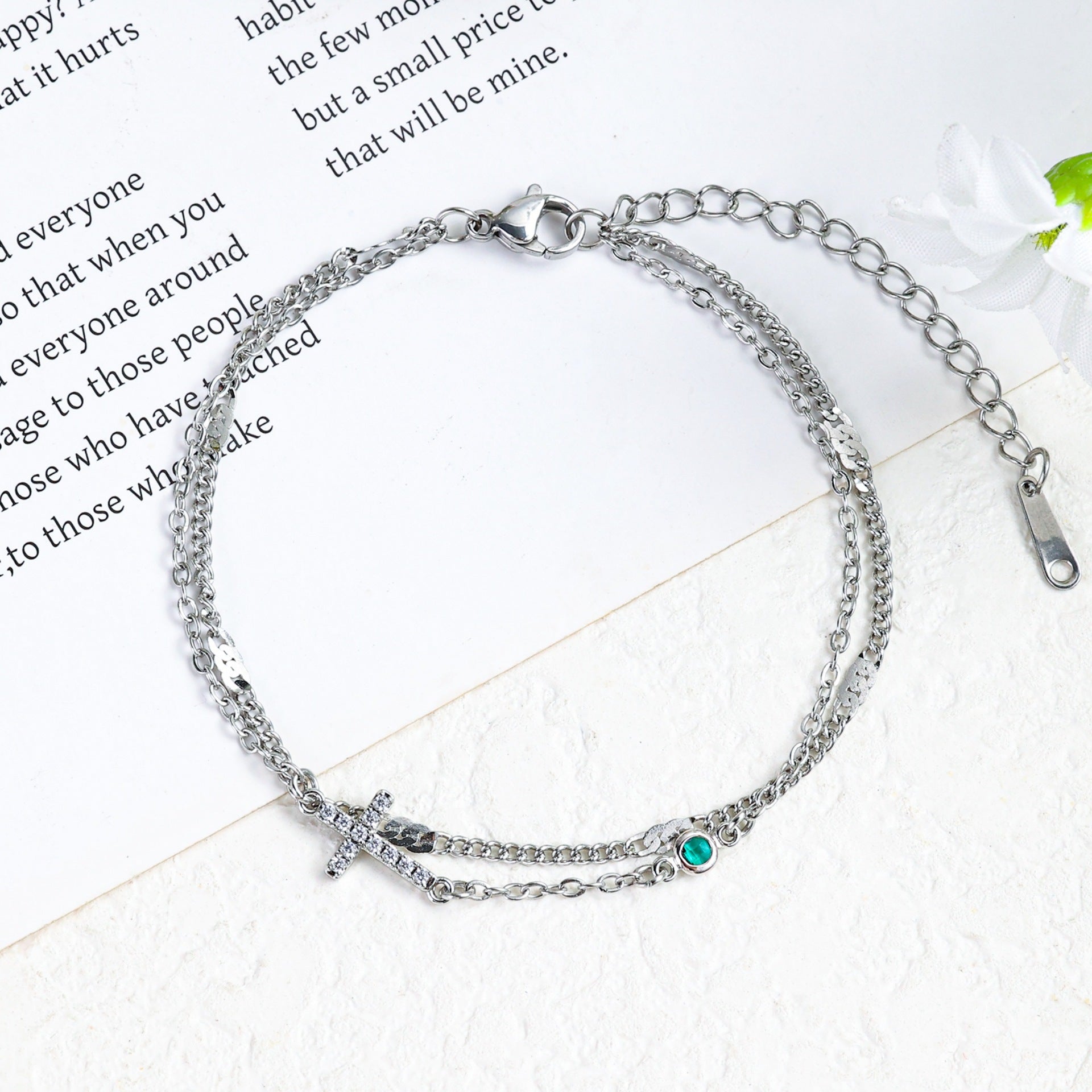 Damenarmband mit christlichem Kreuz und funkelnden Strasssteinen Shop Nory