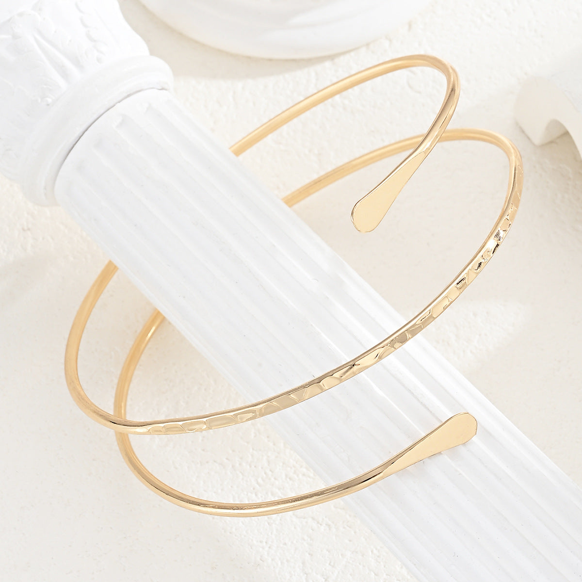 Damen Armreif-Set mit elegantem, geschwungenem Design und polierten Oberflächen Shop Nory
