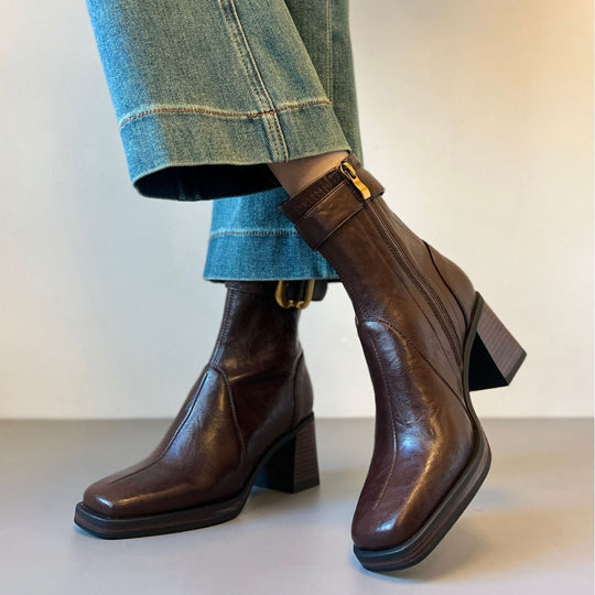 Damen knöchelhohe Glattleder‑Stiefelette mit markantem Blockabsatz, Plateau‑Sohle, seitlichem Reißverschluss und dekorativem Gurt Shop Nory
