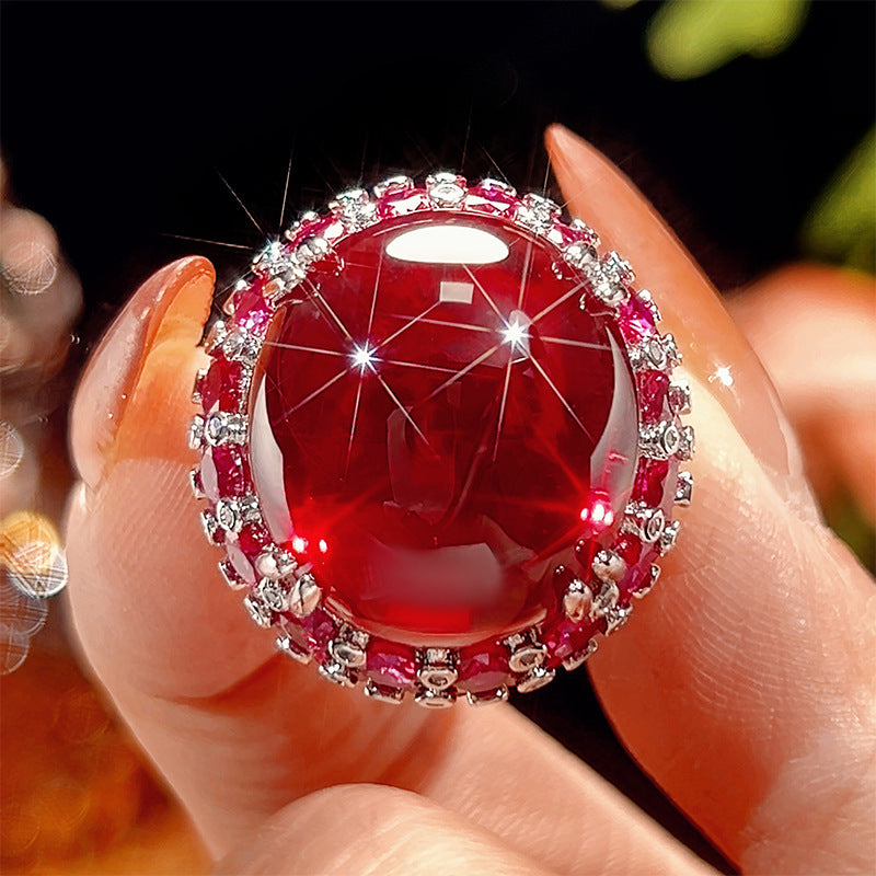 Luxuriöse Cabochon-Topas-Anhänger-Halskette mit Halo-Rubin-Akzenten
