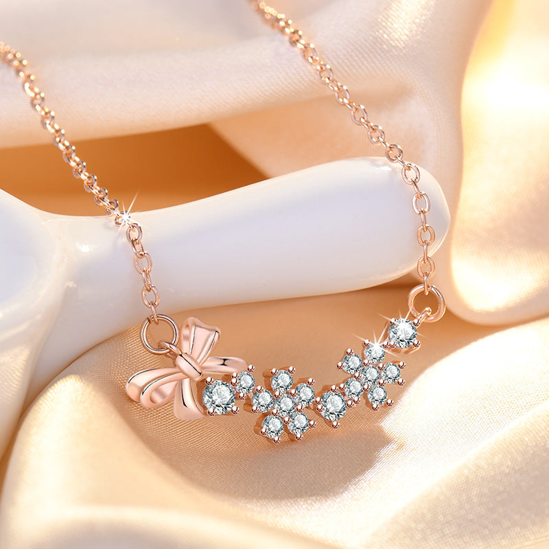 Damen Halskette mit funkelndem Blumendesign und elegantem Schleifenanhänger Shop Nory